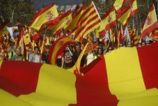 Több százezren tüntetnek Barcelonában Spanyolország egységéért