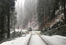 FRISSÍTVE - Hat megyében váltak járhatatlanná útszakaszok a havazás és szélvihar miatt