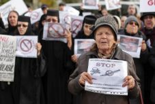 Több százan tüntettek Bukarestben a védőoltások kötelezővé tétele ellen