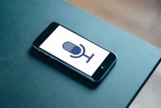 Lehallgatna minket a Facebook a reklámozók kedvéért?