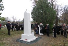 Átadták a felújított első világháborús magyar emlékművet Dezsőházán