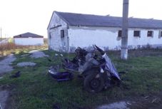 Kettészakadt az autó a balesetben, egy 16 éves fiú meghalt