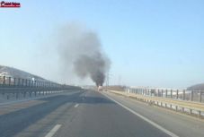 Kigyulladt az észak-erdélyi autópályán egy gyermekeket szállító autóbusz