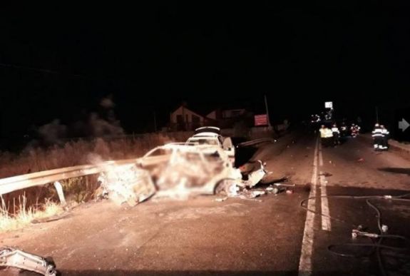 Borzalmas baleset: öten égtek bent az autóban