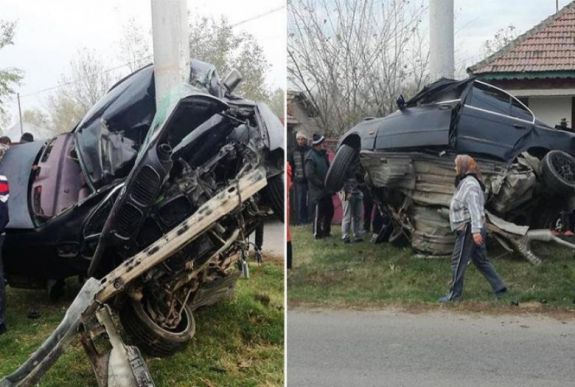 Riasztó baleset: felcsavarodott a BMW a villanypóznára