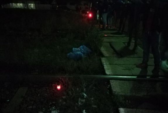 Zenét hallgatva kelt ált a síneken, tragédia lett belőle