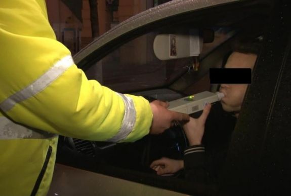 Bevonták a jogosítványát ittas vezetésért, bánatában ráivott, és újra autóba ült