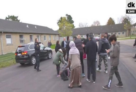 Testőrei menekítették ki a dán minisztert a menekültközpontból