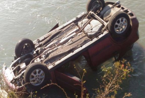 Rendőrök mentették ki a vízből a folyóba zuhant nőt