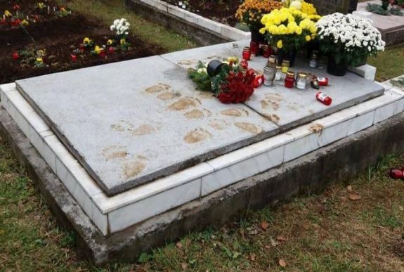Már a sírokat sem kímélik a Hargita megyei medvék