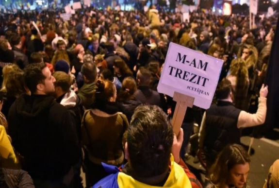 Kitoltak a tüntetőkkel: előrehozták a kormányülés időpontját