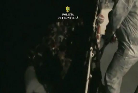 Gumicsónakokból mentett ki a román parti őrség csapata 126 menekültet az Égei-tengeren