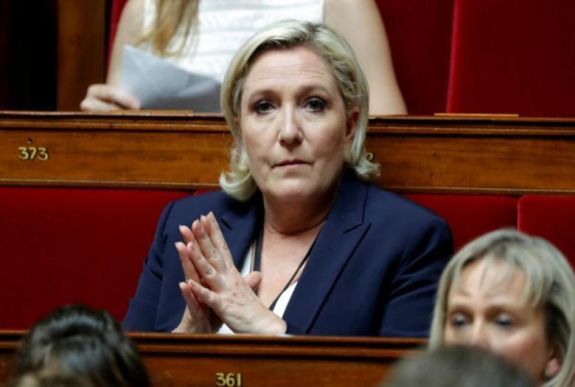 Felfüggesztették a radikális jobboldali Marine Le Pen mentelmi jogát