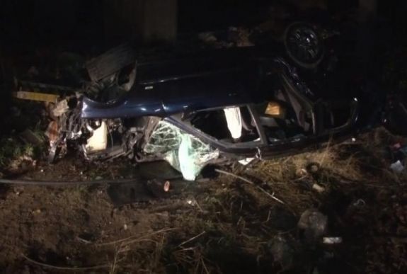 Tíz métert zuhant az autó: szörnyethalt egy 32 éves férfi és egy 30 éves nő