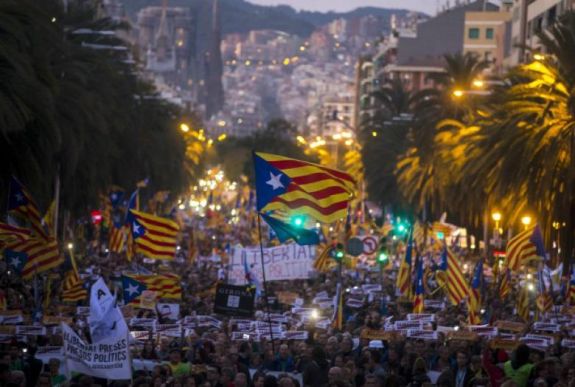 Tízezrek tüntetettek a katalán vezetők szabadon bocsátásáért