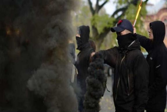 Füstbombákat dobáltak a Beregszászon felvonuló ukrán nacionalisták