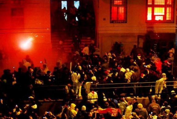 Felfüggesztett börtönbüntetést kaptak a belgrádi amerikai nagykövetség felgyújtói