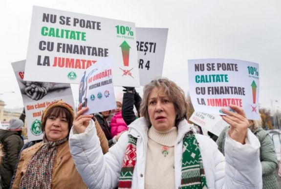 Több száz családorvos tüntet Bukarestben