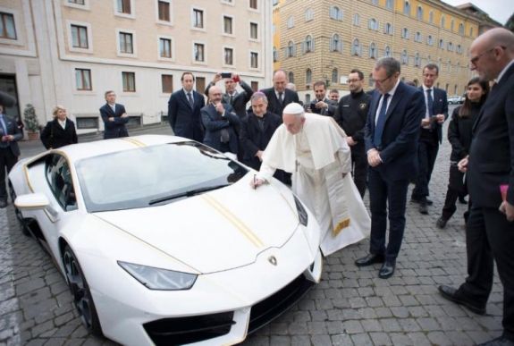 Lamborghinit kapott ajándékba a pápa