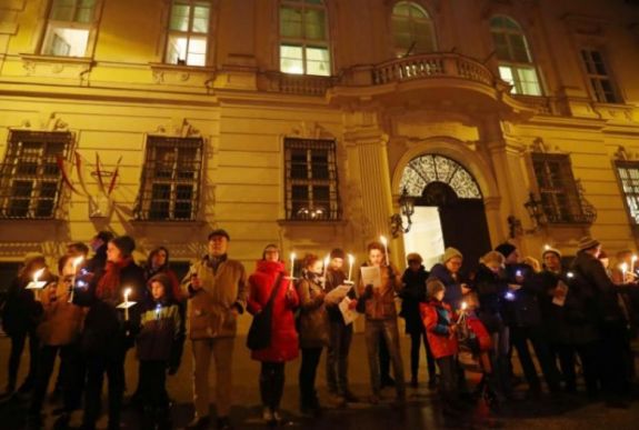 Több ezren vonultak ki Bécs utcáira a szélsőjobboldal ellen