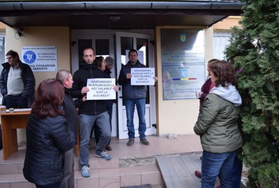 Az adóügyi reform miatt tiltakoztak az APIA alkalmazottai