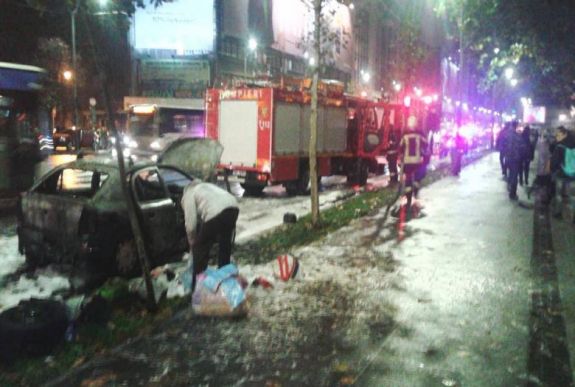 Menet közben gyulladt ki egy autó Bukarest belvárosában (VIDEÓ)