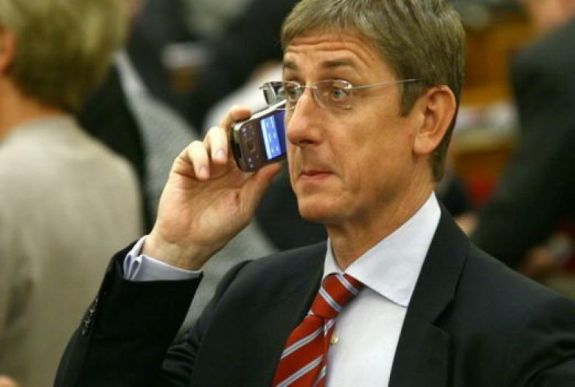 Telefonon is kampányol a DK a határon túliak szavazati joga ellen