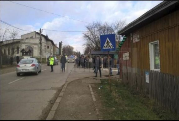 Buszmegállóban várakozó gyerekeket ütött el egy autó