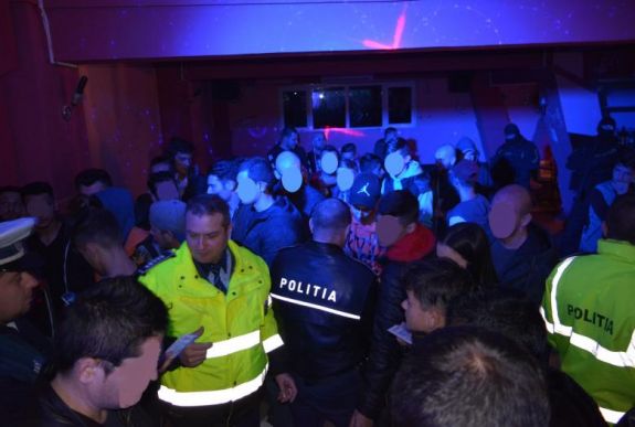 Éjszakai „nagyüzemben” az aradi rendőrök: közel 200 személyt igazoltattak