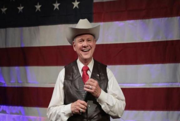 Trump védelmébe vette a szexuális zaklatással vádolt alabamai szenátorjelöltet