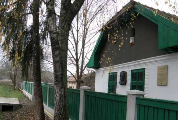 Időkapszulát találtak a pusztakamarási Sütő-házban