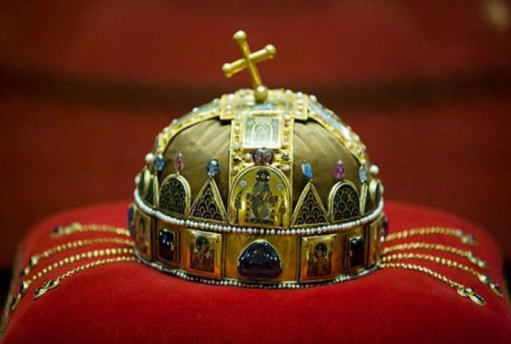 Magyar királyok koronázási érmeit és a Szent Korona másolatát állítják ki Kolozsváron
