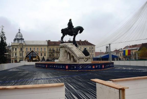 Péntek este nyitják meg a Mátyás-szobor köré épített korcsolyapályát