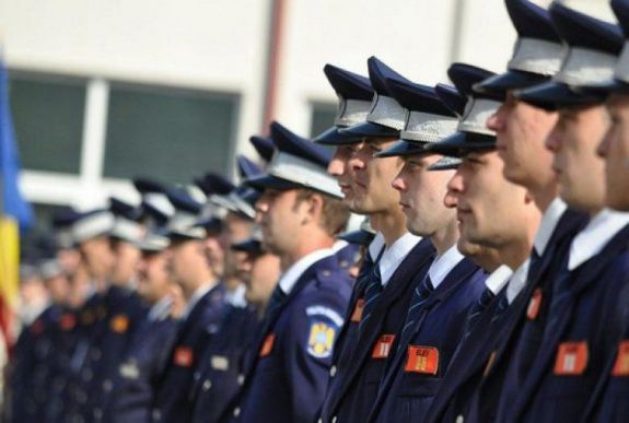 Belügyminiszter: ne vonulhassanak korán nyugdíjba a rendőrök