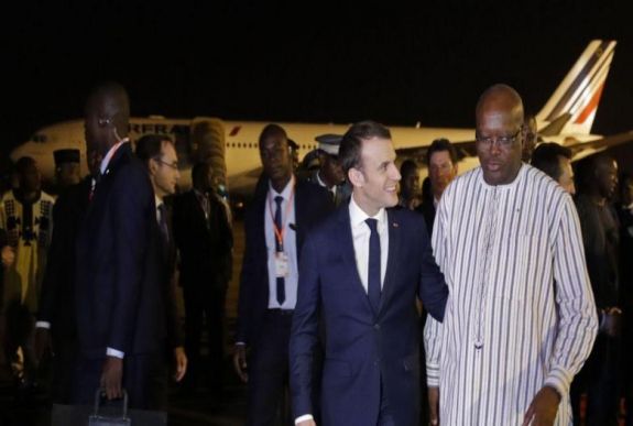 Gránátot hajítottak francia katonákra kevéssel Macron érkezése előtt