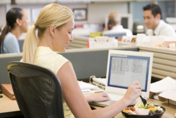 Emlékeztető alkalmazottaknak: kiknek és mekkora ebédszünet jár?