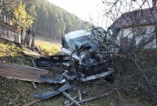 Újabb vasúti baleset Csíkszereda mellett: 25 métert „repült” az autó