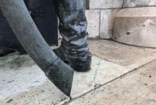 Feljelentést tesz az RMDSZ a Mátyás-szobor megrongálása miatt