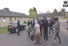 Testőrei menekítették ki a dán minisztert a menekültközpontból