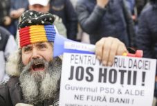 Elegük lett a kormányból a Dacia gyár alkalmazottainak, tüntetni kezdtek