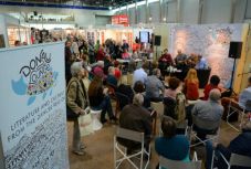 Selyem Zsuzsa és Szőcs Petra Magyarország képviselői között a bécsi könyvvásáron