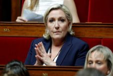 Felfüggesztették a radikális jobboldali Marine Le Pen mentelmi jogát