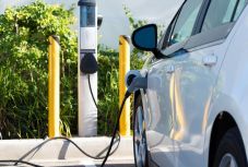 Jöhetnek az elektromos autók: töltőállomásokat telepítenek Romániában 