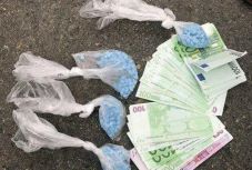 Ecstasy tablettákat árusító férfit értek tetten a Bihar megyei rendőrök