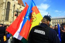 Az Erdély-zászlókért kirótt valamennyi bírságot érvénytelenítette a bíróság