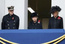 Első ízben nem koszorúzott személyesen a 91 éves Erzsébet királynő