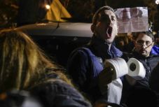 Több ezren tüntetnek a romániai városokban a kormányprogram ellen