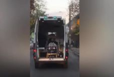 Nyitott ajtóval szállította a mentőautó, hadd szellőzzön az a beteg