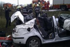 Egy őz miatt borult árokba egy autó, hárman súlyosan megsérültek