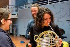 A zene mindenkié! Siketeknek és nagyothallóknak zenél a kolozsvári filharmónia